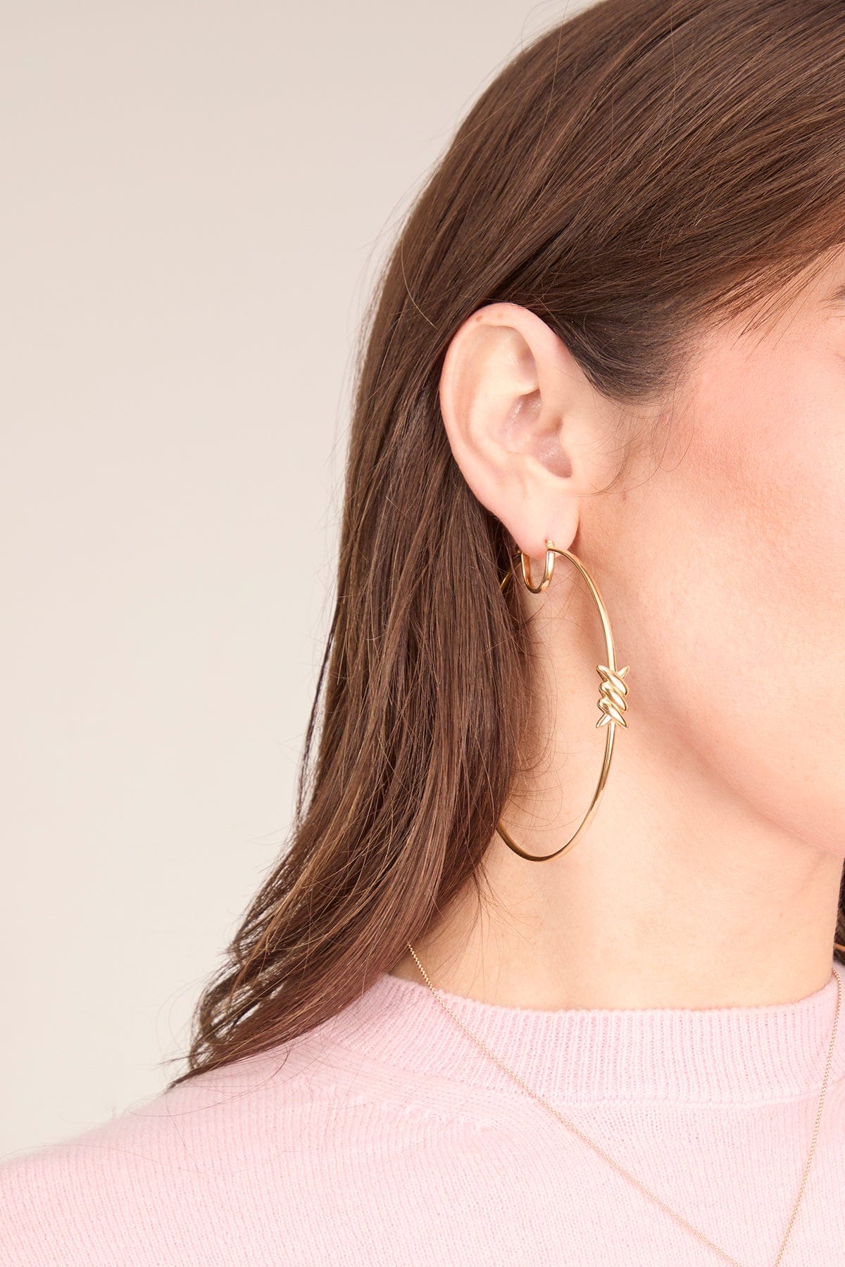 Barb Hoop Earrings in 18k Yellow Gold - Image 2