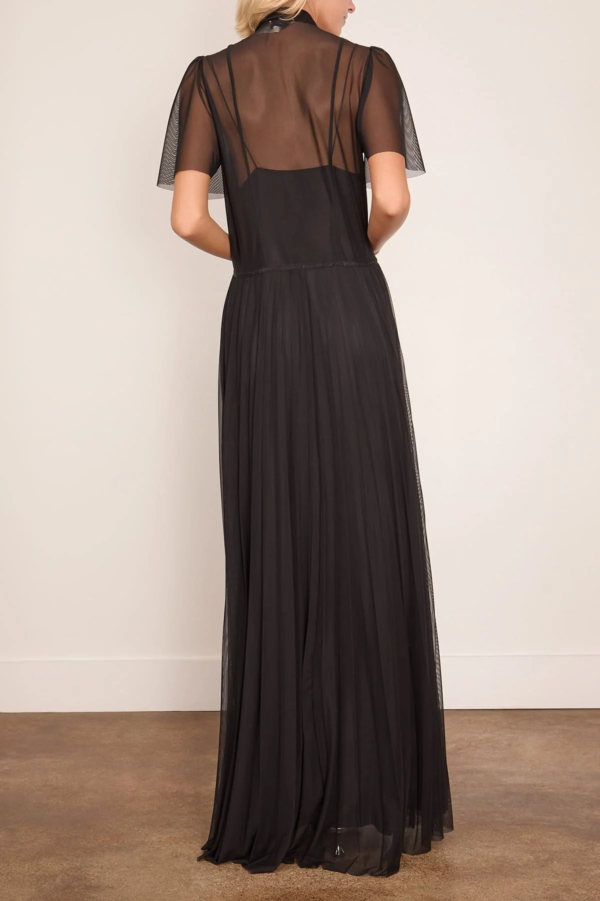 Chic Tulle Plisse Dress in Noir - Image 4