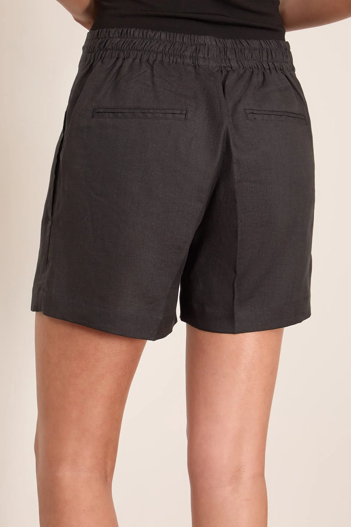 Drawstring Pleat Front Short in Black - Image 4