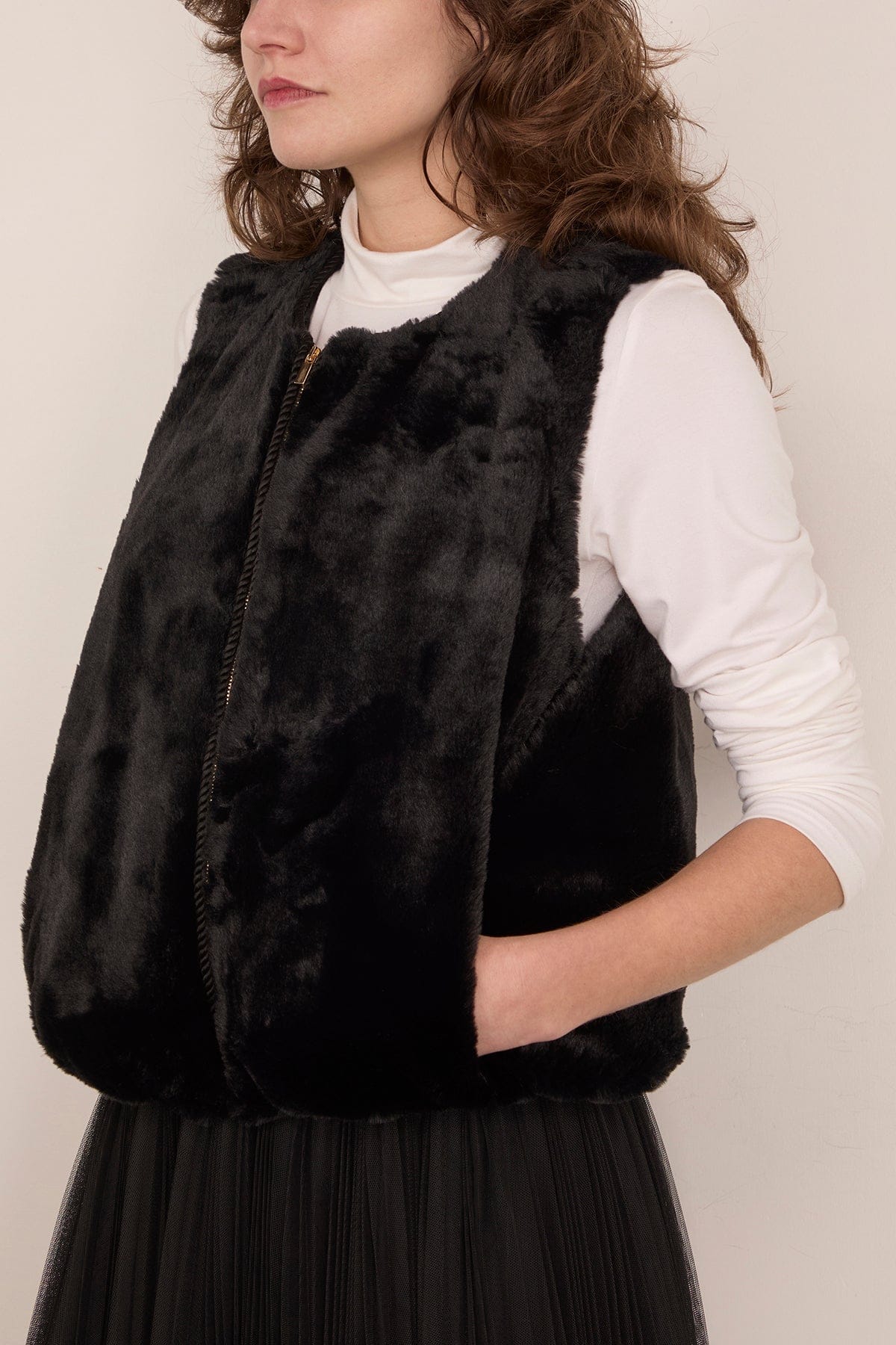Eco Fur Vest in Noir - Image 3