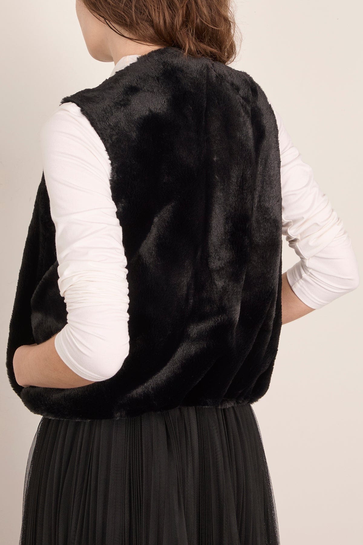Eco Fur Vest in Noir - Image 4