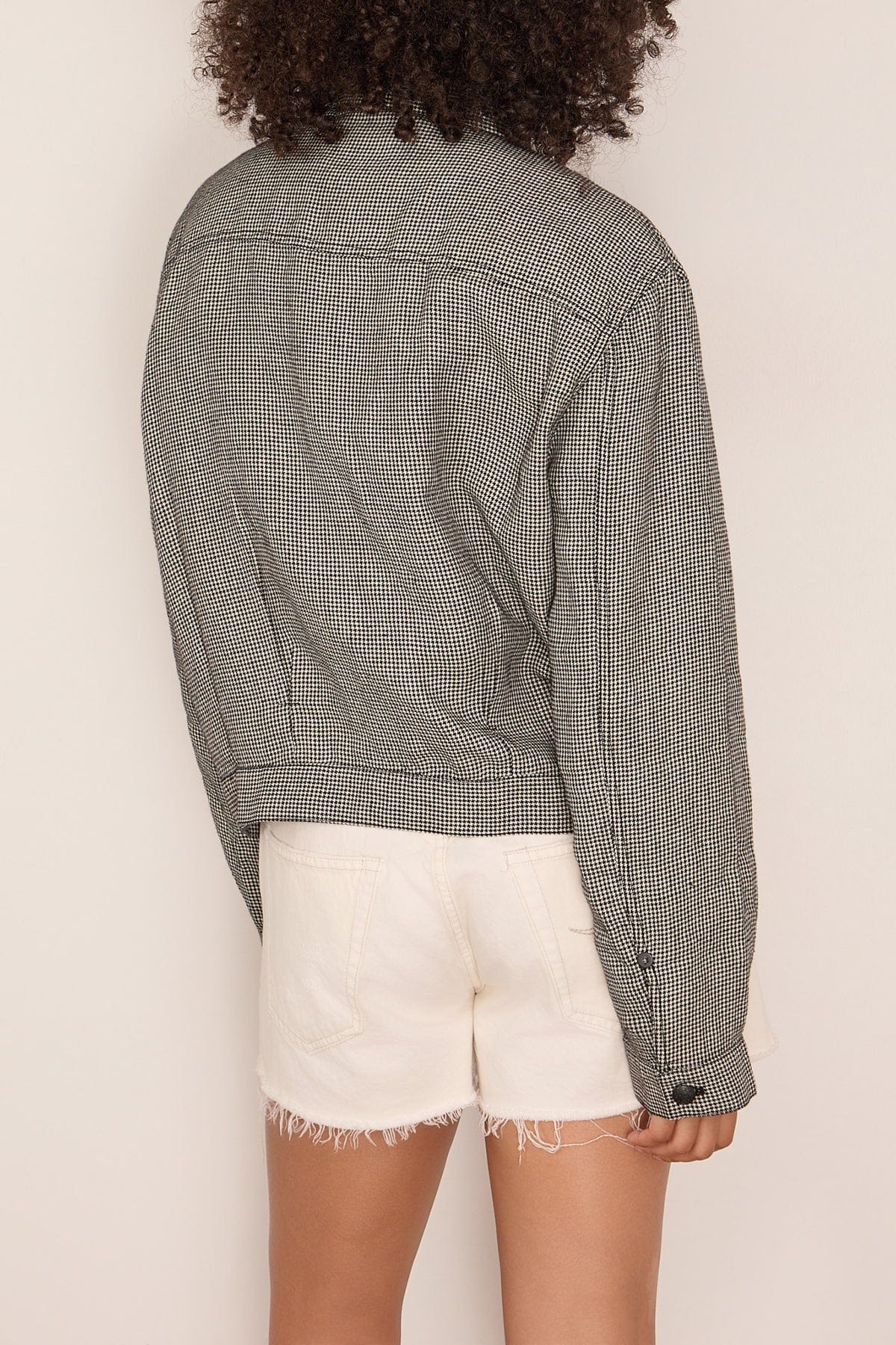 Relaxed Pleated Trucker Jacket in Black and White Houndstooth - Image 4